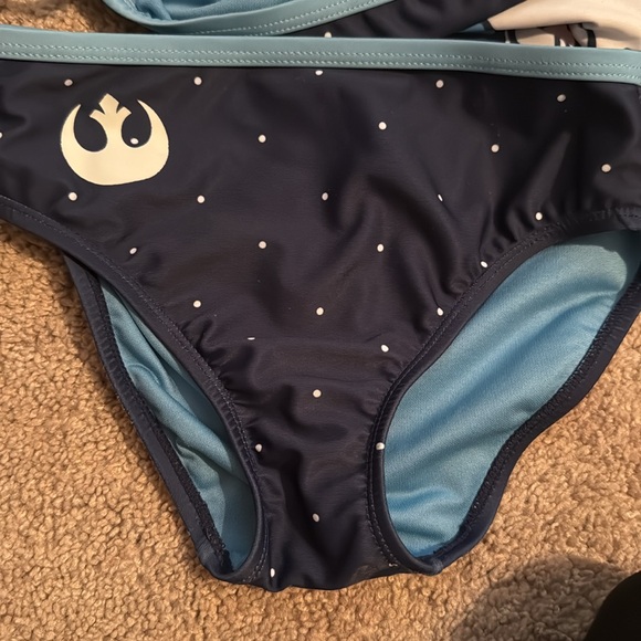 Bikini - Picture 3 of 4